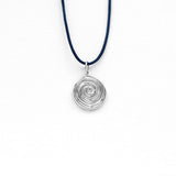 Spinning necklace with thread silver