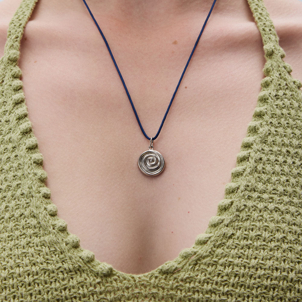 Spinning necklace with thread silver