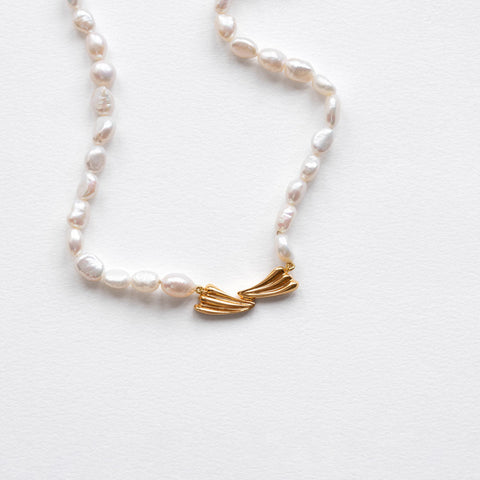 Surfing pearl necklace gold