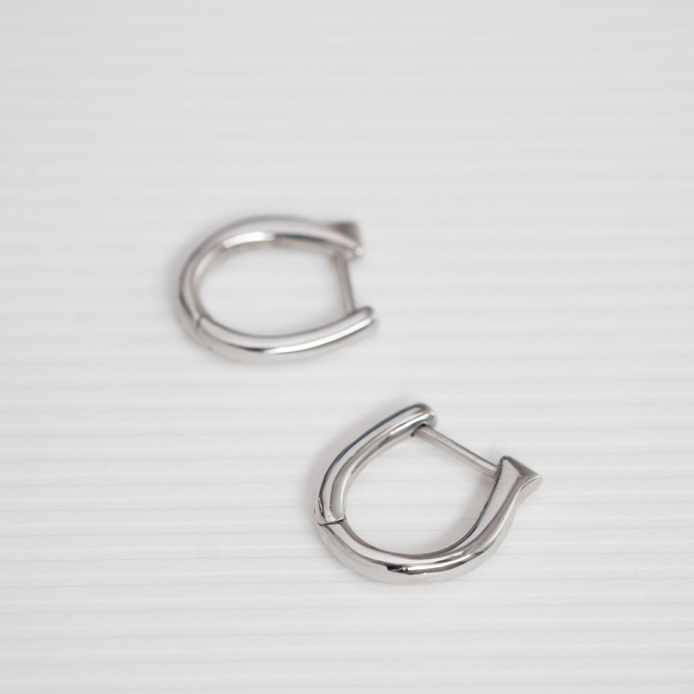 Aura huggies silver