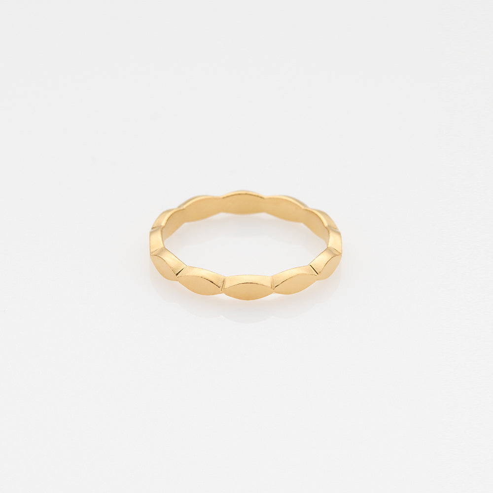 Tiny Treasures navette ring gold