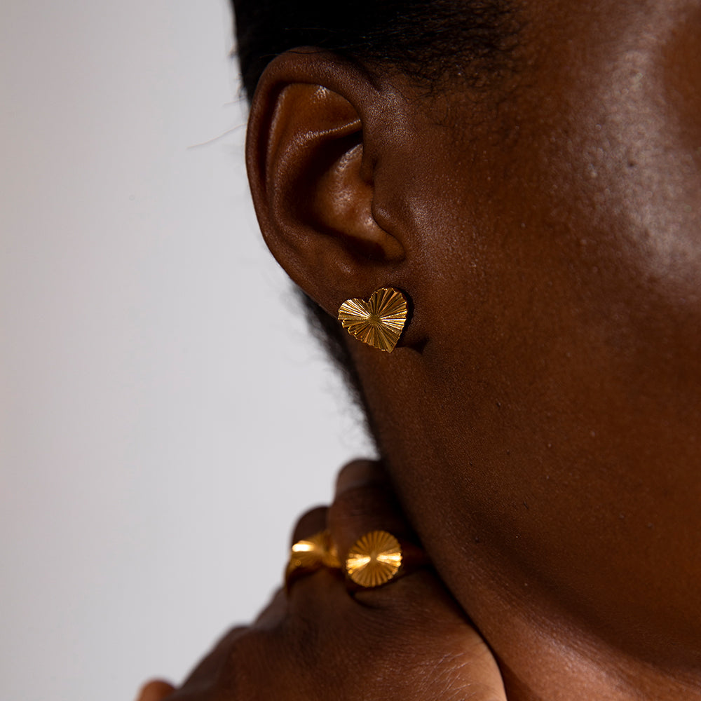 Sea & Sun heart stud earrings gold